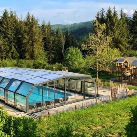 Gîte insolite ZEcamping 3 étoiles chiens acceptés vue vallée environnement dans l’Allier avec piscine